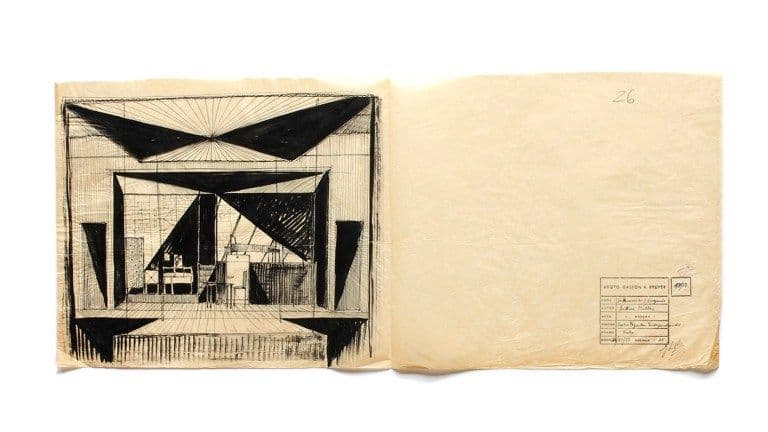 Cuaderno abierto con un boceto escenográfico en tinta