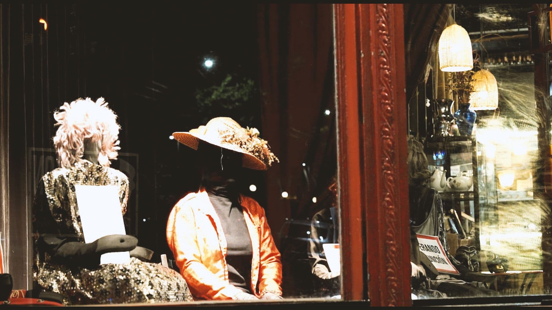 Vidriera de noche con maniquíes y vestuario de época