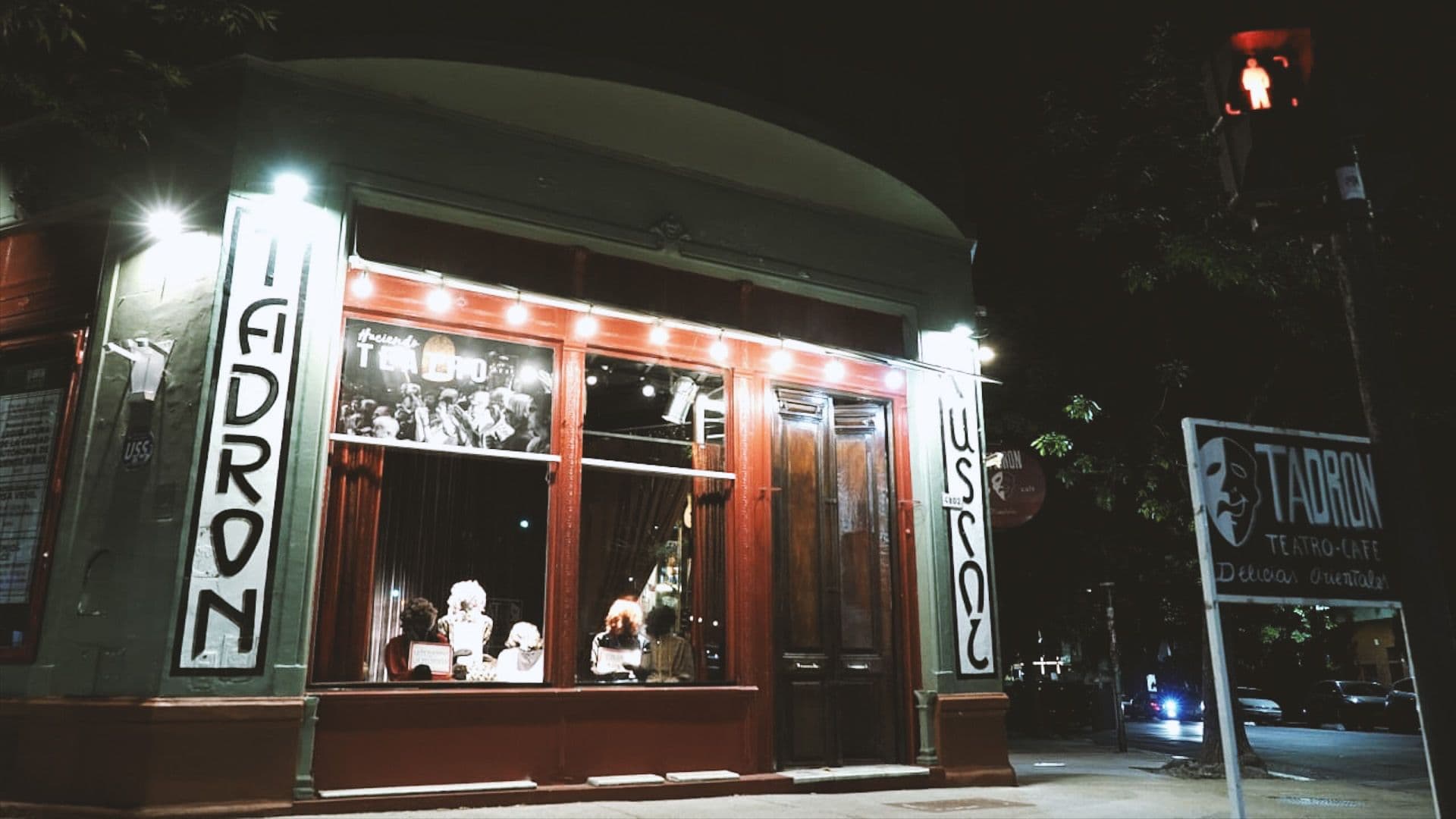 Fachada de Tadrón Teatro de noche, en la esquina de Niceto Vega y Armenia