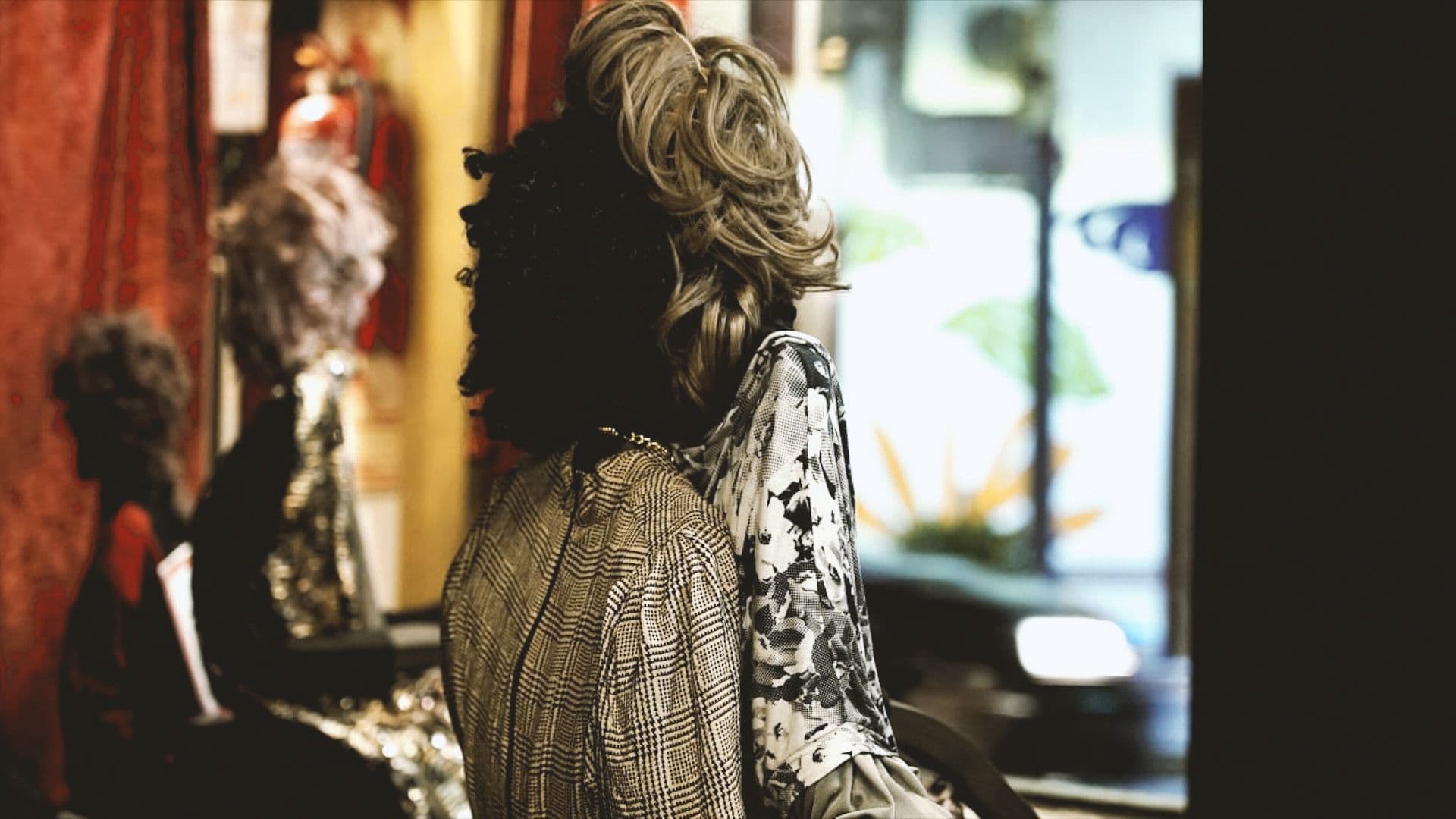 Maniquíes con pelucas y vestuario en la vidriera del teatro